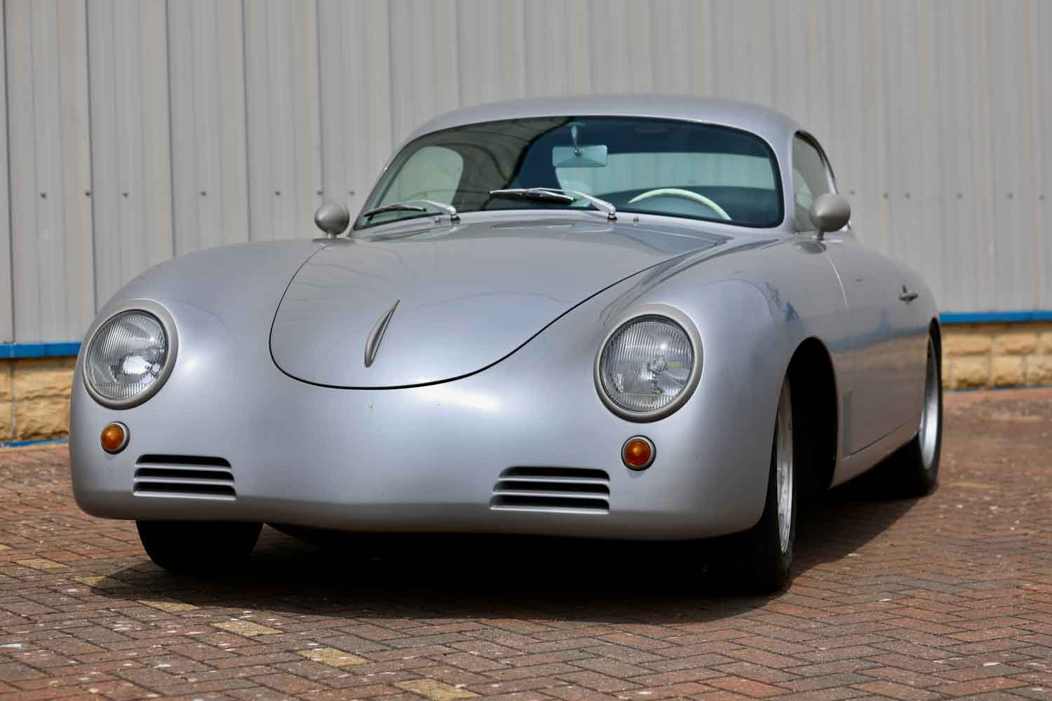 最新技術で蘇った世界限定50台のポルシェ「356」は、車重930kgで200