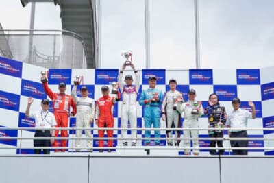 GC Returns 表彰台:ポディウムでは各クラスの表彰の後、猛暑の過酷なコンディションを戦い抜いた全ドライバーが健闘を称え合った。左端は鮒子田寛実行委員長、右端はWorld Heritage財団の國江仙嗣理事長