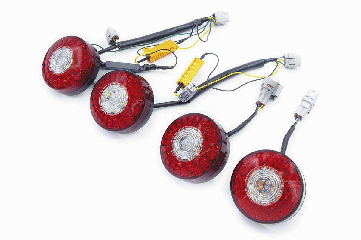ジムニーノマド：灯火類にはECE規格に適合した丸形4灯LEDリヤコンビネーションランプを採用し車検にも対応