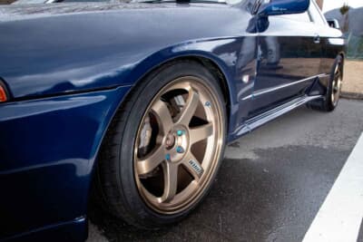日産 スカイラインGT-R：クスコ製の車高調で絶妙にローダウンされたサイドビュー。初代TE37のブロンズカラーが足元を引き締める