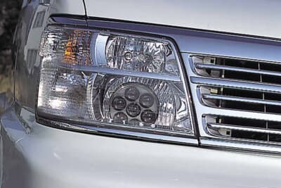日産 エルグランド:純正のヘッドライトのロービーム側にシーマ(F50型)純正のバルカンヘッドライトを発光部だけ取り出して装着