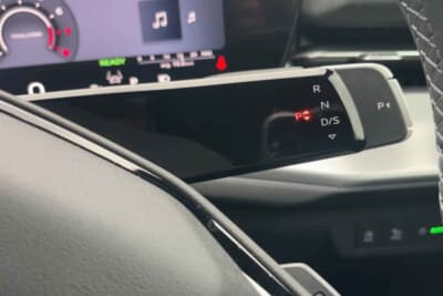 アウディ Q3:視線移動を最小限に抑えるコラムシフト周辺の機能的なデザイン