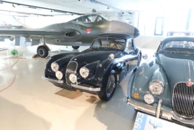 ジャガー XK120:FFA博物館の展示場でジェット戦闘機との2ショットに収まる1953年式ドロップヘッドクーペ