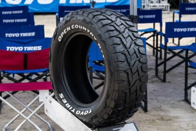オープンカントリーR/T：フォレスターやデリカD:5に装着。一般の舗装路でもタフなオフロードでも対応できる新世代のド定番。ホワイトレター採用で見た目もクールだ