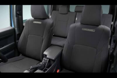 トヨタ ランドクルーザーFJ:汚れをサッと拭き取れる撥水シートカバー。フロントシートは車名のワッペン付き
