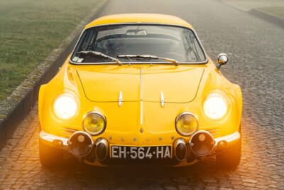 8万6250ユーロ（邦貨換算約1592万円）で落札されたアルピーヌ・ルノー「A110-1300G」 （C）2026 Courtesy of RM Sotheby's