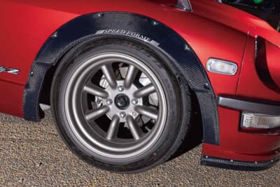 日産 フェアレディZ:足元には定番のRSワタナベ製16インチホイールとオーバーフェンダーを装着