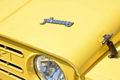 スズキ ジムニー:ボンネットフードに誇らしげに配置された「Jimny」のロゴエンブレム