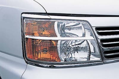 日産エルグランド:後期用ヘッドライトは、実はカンタンには流用できない難物。フレームまでも加工した上で、ようやく移植に成功。ウインカーはオレンジにペイント