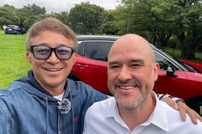 日産 キックス:新型キックスの試乗会場にて、日産CEOイヴァン・エスピノーサ氏と肩を組む木下隆之氏
