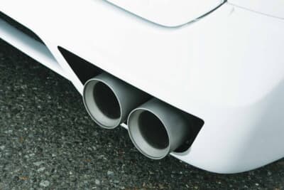 日産 エルグランド:マフラーは素材感をあえて残すため、サンドブラスト加工 。鈍い光が硬派な印象でアイキャッチ度も大なのだ!
