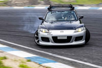 マツダ RX-8:ロングコースでは白煙を上げながらコーナーを駆け抜けるドリフト走行も披露された
