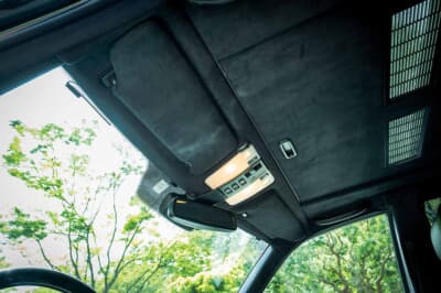 メルセデス・ベンツ S600L：天井とドア内貼りはアルカンターラへ張り替え。サンバイザーやルームランプ周りも落ち着いた黒で統一されている
