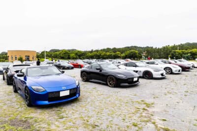 日産 フェアレディZ:ミーティング枠の駐車場にも多数の歴代モデルが顔を揃える