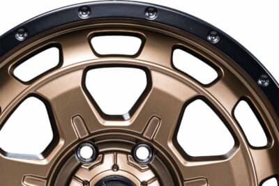 NITRO POWER M7 PHALANX:ディスク内側は無骨な7本スポークで、外側は大胆に撃ち抜いた12個のシューティングホール。重厚ながらこの窓のおかげで軽量性も確保