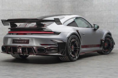 ポルシェ 911ターボS：複雑な造形のカーボンパーツが幾重にも組み合わされたリア周り