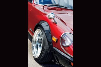日産 フェアレディZ：240ZG仕様の証であるリベット留めのオーバーフェンダー。足元にはR32タイプMのキャリパーを流用し、3リッターのパワーを受け止める制動力を確保している