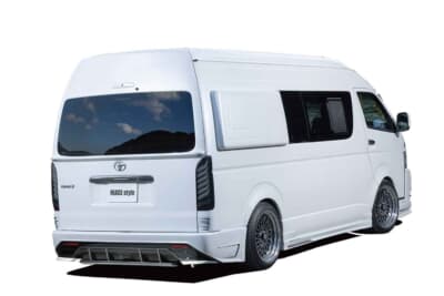トヨタ ハイエース:スーパーロング特装車の巨大なボディを、フルエアロとローダウンで地を這うようなスタイリングに仕上げた。キャンピングカー特有の野暮ったさを一切感じさせないリアビューだ