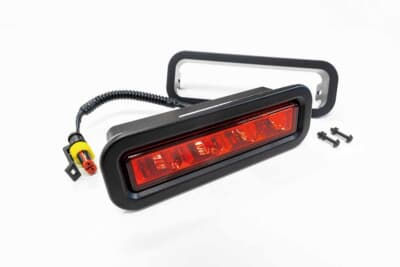 ジムニーノマド:バックカメラブラケットやLEDリヤフォグランプに加えて専用ハーネスなども付属する充実のキット内容