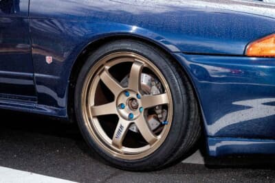 日産 スカイラインGT-R：30年間ガリ傷ゼロを誇るレイズの初代TE37。R33用サイズ（18×9.5J＋12）をキャンバー角の調整で美しく収めている