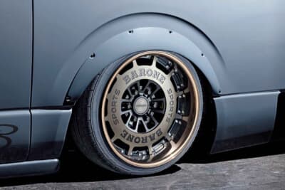 トヨタ ハイエース：ファブレスの19×10.5Jホイールを飲み込むリアフェンダー。エアを抜けばリムにキッチリ乗る変態的フィッティングだ