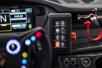 ポルシェ 911 GT4 R：ライトやトラクションコントロールを操作するスイッチパネルとドライ表示のディスプレイ