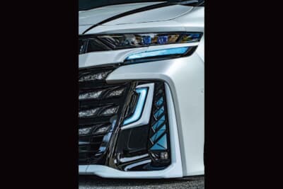 トヨタ ヴェルファイア:モデリスタのシグネチャーイルミを連動させて美しく配置されたLED