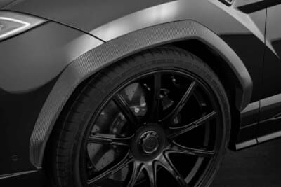 BRABUS 900 SUPERBLACK：巨大なフロントホイールを覆うカーボン製のオーバーフェンダー