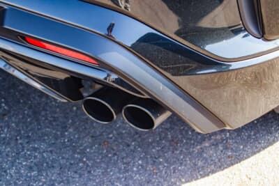 レクサス RX 500h F SPORT Performance:片側2本出し、計4本出しのマフラー。こちらもTRD。ブラックのテールエンドがスマートだ