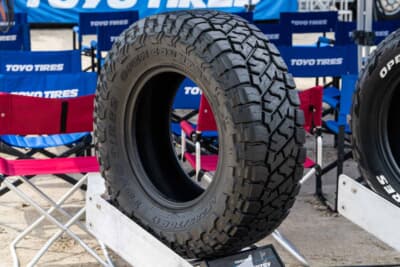 オープンカントリーR/Tトレイル：トライトンやランクル250に装着。ゴム厚があって外傷にも強く、グリップも強いがややA/T寄りで、グラベルとのマッチングが最適