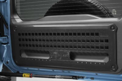 トヨタ ランドクルーザーFJ:バックドア用のモールパネル。素材にはPC-ABSと呼ばれる樹脂を採用。高い強度と靭性が特徴だ