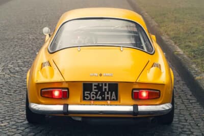 8万6250ユーロ（邦貨換算約1592万円）で落札されたアルピーヌ・ルノー「A110-1300G」 （C）2026 Courtesy of RM Sotheby's