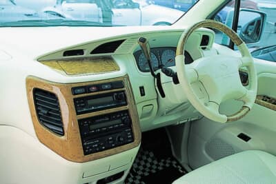 日産エルグランド:ウッドはバーズアイメープルのイージーグラフィック仕上げ。ステアリングには本革を使用するなど、高級感も満点。各部をアイボリーで塗装