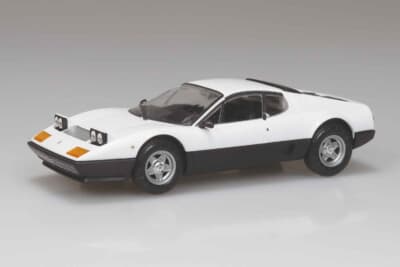ホワイトモデルのリトラクタブルヘッドライト展開状態。パーツの選択で表情の変化を楽しめる