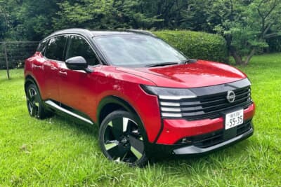 日産 キックス:洗練されたシャープなフロントフェイスが目を惹くレッドのボディカラー