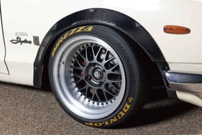 日産 スカイライン：足元には絶妙なセッティングでワーク製の「マイスターM1」をインストール。ブレーキはS13用