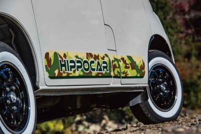 トヨタ タウンエース:サイドのアクセントとなる迷彩柄デザインの「HIPPOCAR」ロゴステッカー