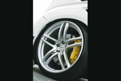日産 エルグランド:本格スポーツモデルとして知られるAVSモデルT5は、センターキャップはショップのロゴをステッカー塗装。キャリパーはORC製