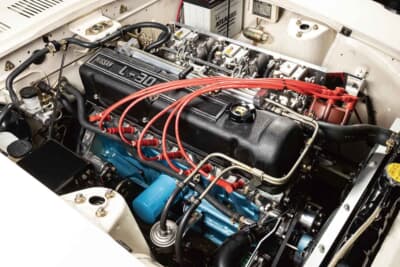 日産 フェアレディZ:ハーネス類をフェンダー内に隠すなど美しさにこだわったエンジンルーム