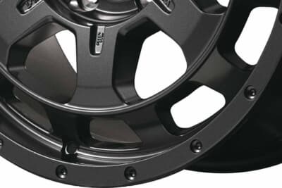 ITRO POWER M7 PHALANX:7本のスポークはアメリカンヘビーデューティー感を意識してあえて太く短く造形。太いカービングも無骨さ全開だ。リムはビードロック風となる