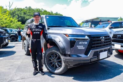 俺の#オプカン ～さなげ場所～：レクサスGXのデモカーの前で撮影に応じるTEAM JAOSの能戸知徳選手