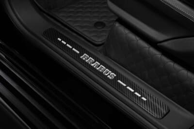 メルセデスAMG G 63：乗り込むたびに特別感を与えるイルミネーション付きスカッフプレート