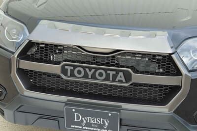 トヨタ プロボックス：TOYOTAロゴが存在感を放つ専用フロントグリル