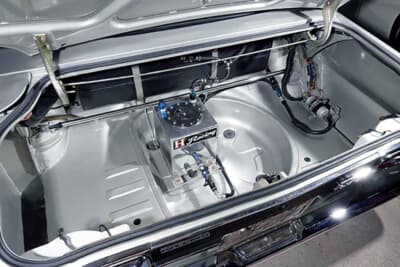 日産 スカイライン2000GT:ゼロヨン競技に向けた安全タンクなどが美しくレイアウトされたトランクルーム
