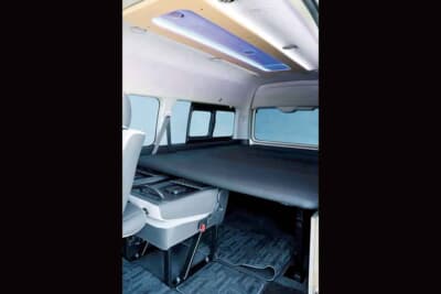 トヨタ ハイエース：広々とした後部スペースにベッドキットが組まれた車中泊仕様の内装