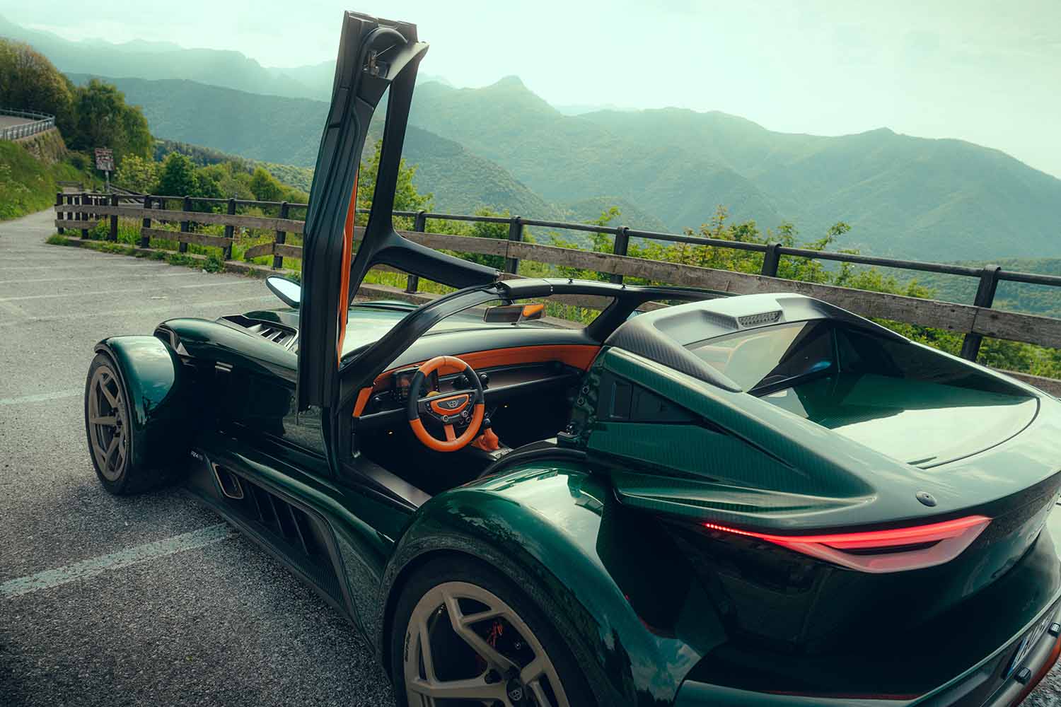 乾燥重量780kgに600psのV6を搭載。ドンカーブートが初の右ハンドル仕様