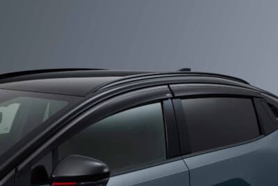 日産 リーフ:フロントドア部分にNISMOエンブレムを配置しダークサテンカラーを採用したプラスチックバイザー