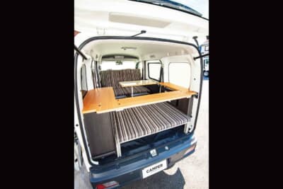 トヨタ ピクシスバン：リアクォーター部に備わる標準装備の専用コーナーテーブルは、車中泊時の食事はもちろん、自然の中でのちょっとしたリモートワーク基地としても重宝する設計だ