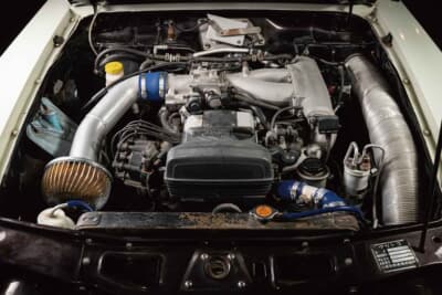 日産 プリンス・スカイライン：本来は直列4気筒エンジンを搭載するS57型のエンジンルームに、直列6気筒の2JZ型エンジンを美しく収めた高度なエンジンスワップ術