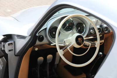 ポルシェ 356 European SL:大径のクラシックなステアリングの奥に美しく配置された計器類。当時の雰囲気を色濃く残しながらも各メーターの精度は格段に高められている